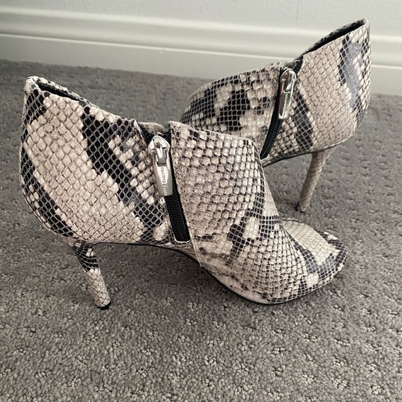New Vince Camuto snake print Careeta bootie - Picture 3 of 7